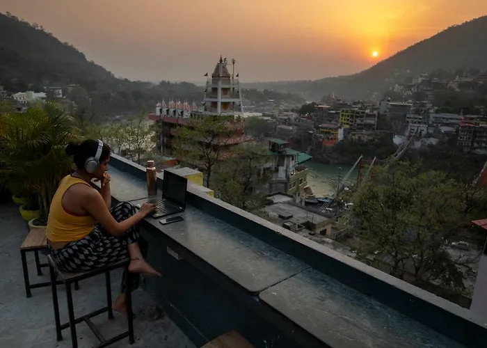 Bunkstay Coworking & GlampingHostel